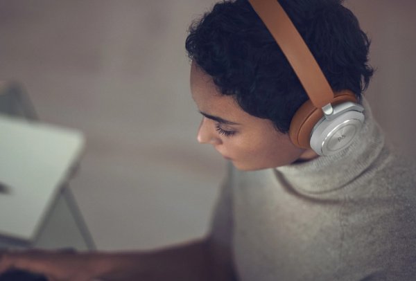 Bang & Olufsen Beoplay HX Timber